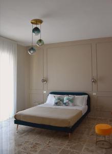 泰尔莫利Russo Apartment的一间卧室配有一张带两个枕头的床