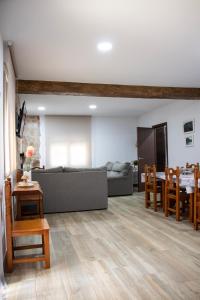 奥萨德蒙铁尔Casas rurales La Carrasca的客厅配有沙发和桌子