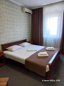 基辅拉玛2号酒店的一间卧室配有一张大床和两条毛巾