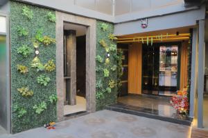 古尔冈Hotel Haris MG Road Gurugram的大堂设有绿墙,种植了植物