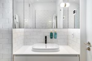 波尔图Canto De Luz - Luxury Maison的白色的浴室设有水槽和镜子