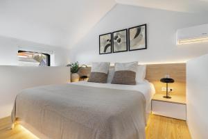波尔图Canto De Luz - Luxury Maison的白色卧室配有一张带两个枕头的大床