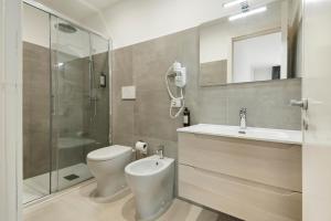 莱切Suite San Biagio的浴室配有卫生间、盥洗盆和淋浴。