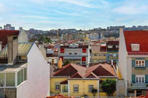 里斯本Lisbon Central Apartment with Balcony的享有拥有房屋和建筑的城市美景