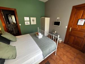 莫利纳塞卡Hostal Casa San Nicolas的卧室配有白色的床和冰箱。