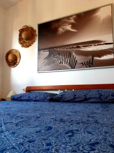 Anna Sunset - Attico con Terrazza vista mare客房内的一张或多张床位