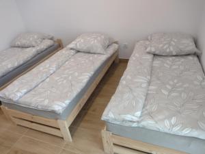 Miedziana GóraVilla na Chabrowej的双床间设有2张单人床。
