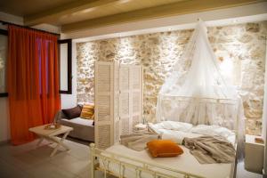 罗希姆诺AC Homes Christos的一间卧室配有一张带蚊帐的床