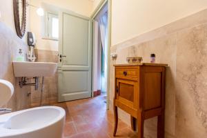 卡斯蒂戈隆·多尔希亚Agriturismo I Savelli的浴室配有卫生间、盥洗盆和浴缸。