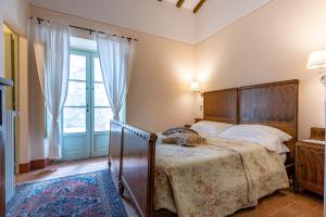 卡斯蒂戈隆·多尔希亚Agriturismo I Savelli的一间卧室设有一张床和一个大窗户