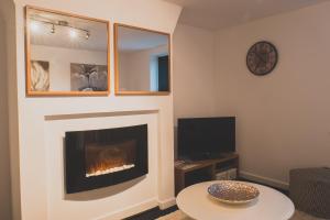 哈利法克斯Peaceful Retreat Suite - Simple2let Serviced Apartments的客厅设有壁炉和电视。