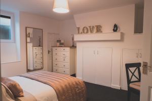 哈利法克斯Peaceful Retreat Suite - Simple2let Serviced Apartments的一间卧室配有一张床和一个梳妆台