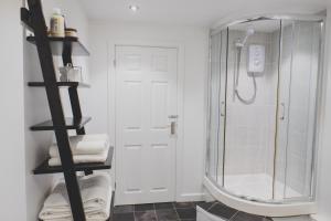 哈利法克斯Peaceful Retreat Suite - Simple2let Serviced Apartments的带淋浴和玻璃淋浴间的浴室