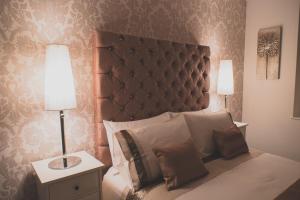 哈利法克斯Peaceful Retreat Suite - Simple2let Serviced Apartments的一间卧室配有一张带大垫子床头板的床