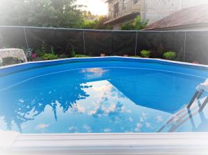 SotoserranoCasa Carla的后院带椅子的蓝色游泳池