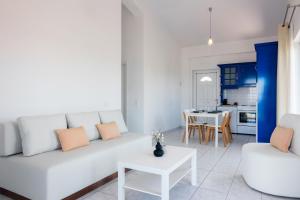 科罗尼Koroni Xenios Zeus, Seaview Summer Retreats的客厅配有白色的沙发和桌子