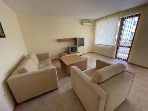 卡瓦尔纳卡瓦尔纳天堂公寓 的客厅配有两张沙发和一台电视机