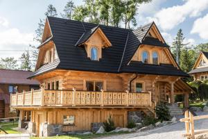 考斯赛力克udanypobyt Tatrzańskie Domy的大型小木屋,设有黑色屋顶