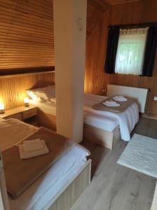 LičKuća za odmor Iva的一间卧室设有两张床和窗户。