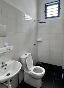 马六甲Rz Homestay的浴室配有白色卫生间和盥洗盆。