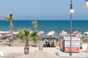 拉纳卡塔克旅馆的海滩上设有椅子和遮阳伞,还有大海
