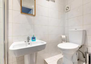 伦敦Modern Studio Apartment In Shoreditch的白色的浴室设有卫生间和水槽。