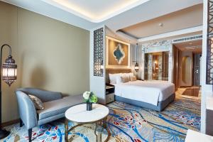 曼谷曼谷瓦利亞酒店 (Valia Hotel Bangkok)的酒店客房,配有床和沙发