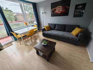 伦敦2 BEDROOM FLAT NEXT TO ARSENAL STADIUM - HIGHBURY的客厅配有沙发和桌子