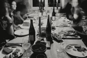 斯图加特Das Edith的长桌,带酒瓶和餐盘