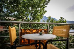 卢特拉伊帕蒂斯埃纳酒店的美景阳台配有桌椅