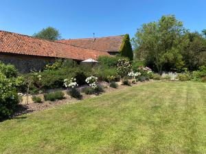 RoughtonBarnacle Barn, North Norfolk的花草园,花草园,房子前