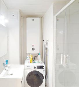 鲁昂Votre chambre chez l'habitant dans la capitale de la Normandie的带淋浴的浴室内的洗衣机