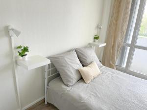 鲁昂Votre chambre chez l'habitant dans la capitale de la Normandie的白色的卧室设有床和窗户