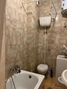 斯卡莱阿Appartamento Gabbiano的带浴缸、卫生间和盥洗盆的浴室