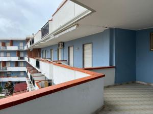 斯卡莱阿Appartamento Gabbiano的蓝色墙壁的建筑的空阳台
