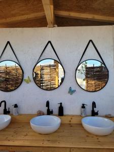旧瓦马Makeeda Camping的带3个盥洗盆和2个镜子的浴室