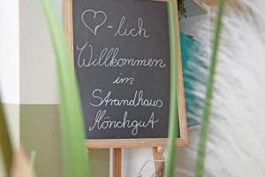 洛布Strandhaus Mönchgut Bed & Breakfast Lobbe的写在上面的红字板标志