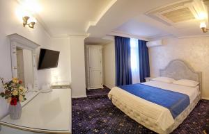 斯洛博齐亚Hotel Central的一间酒店客房,配有一张床和一台电视