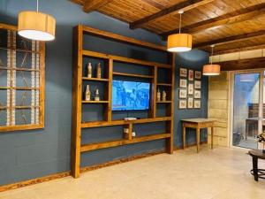 艾因西莱姆Ta' Ciangura House of Character的客厅设有蓝色的墙壁和木梁。