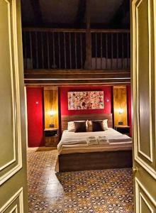 艾因西莱姆Ta' Ciangura House of Character的一间卧室配有一张红色墙壁的床