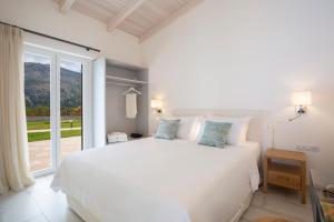 卡拉米锡Avraam Sunset Villas with Private Heated Pools by Imagine Lefkada的白色的卧室设有床和大窗户