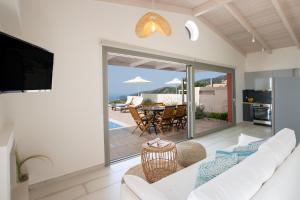 卡拉米锡Avraam Sunset Villas with Private Heated Pools by Imagine Lefkada的客厅配有白色沙发和电视