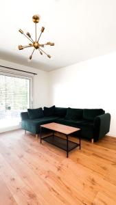曼海姆2 ZKB Apartment in Mannheim的客厅配有绿色沙发和桌子