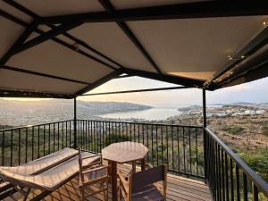 博德鲁姆Mandra - Nature Living的设有一个配有桌椅并享有美景的阳台。