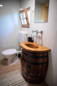 奥托亚克Glamping Paradise Škatlar的浴室设有木桶制作的盥洗盆