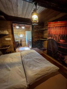 奥托亚克Glamping Paradise Škatlar的小屋内一间卧室,配有一张大床