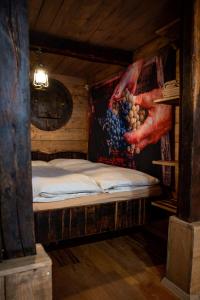 奥托亚克Glamping Paradise Škatlar的小房间,配有一张壁画床