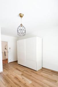 曼海姆2 ZKB Apartment in Mannheim的一间设有白色橱柜和灯的房间