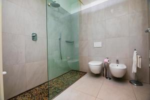 里乔内Prime blue suite - Giardini的带淋浴、卫生间和盥洗盆的浴室