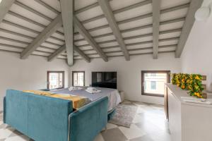 奇塔代拉Corte alle mura - Mansarda lux的一间位于客房内的蓝色床卧室